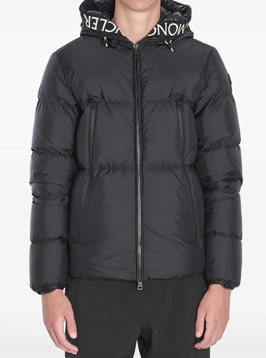 GIUBBINO MONCLER UOMO NERO SCRITTA SUL CAPPUCCIO