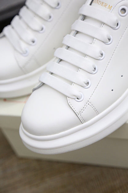 ALEXANDER MCQUEEN BASICHE BIANCHE E NERE CON SCRITTA ORO